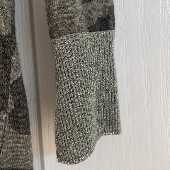 Green cameo sweater - Picture 2 of 8